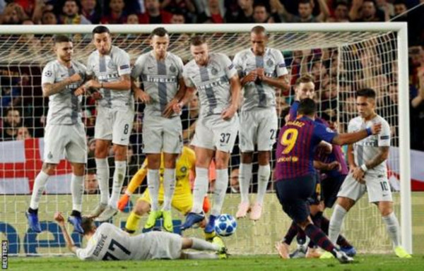 Viralnya Aksi Unik Brozovic Halang Tendangan Bebas Suarez