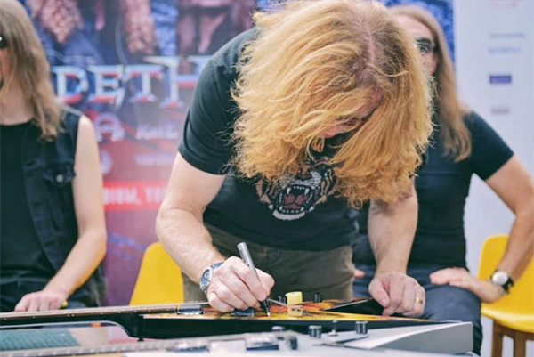 2 Gitar 'Sakral' Megadeth Dilelang untuk Korban Tsunami Palu