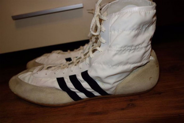 Ini Dia 3 Sneakers Favorit Freddie Mercury