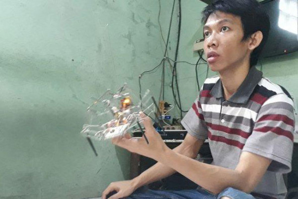 Keren, Pemuda Tunawicara Ini Berhasil Ciptakan Robot