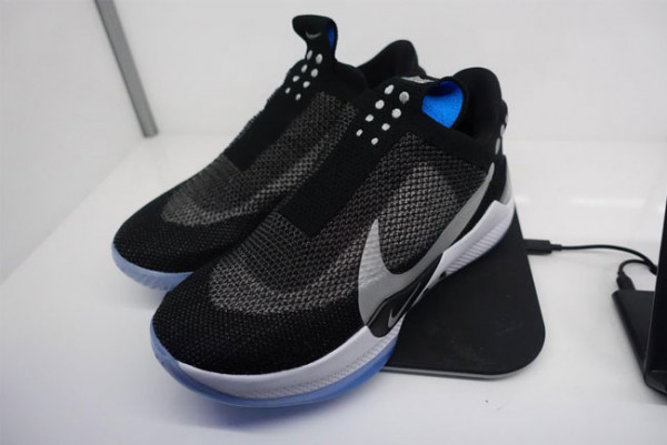 Sepatu Nike Keren Ini Bisa Dikontrol Pake Smartphone!