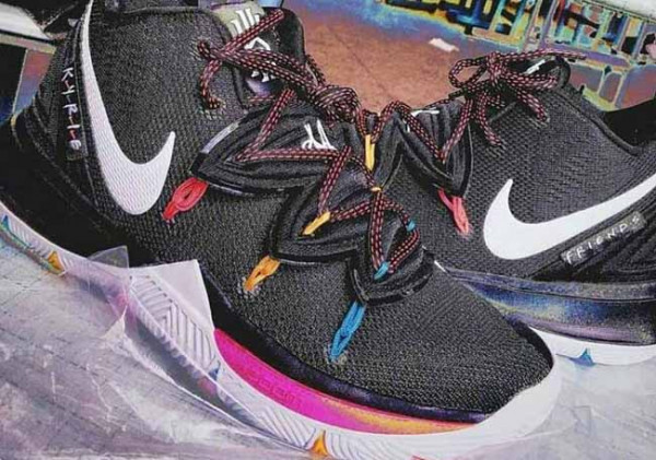 Nike dan Kyrie Irving Bikin Sepatu untuk Penggemar Friends