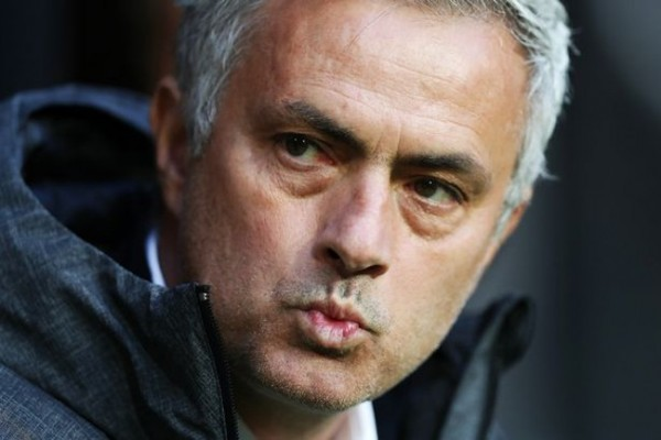 Diseret-seret, PlayStation Gantian Serang Mourinho