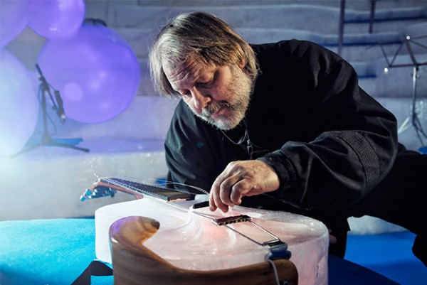 Keren Pria Ini Ciptain Alat Musik dari Es