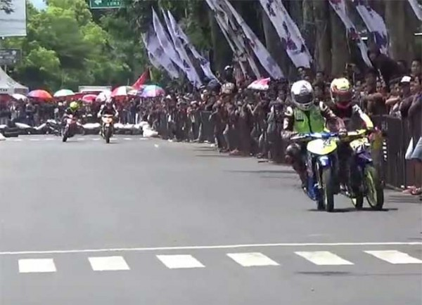 Nih Aksi Kampungan Pembalap Indonesia Di Ajang Road Race 