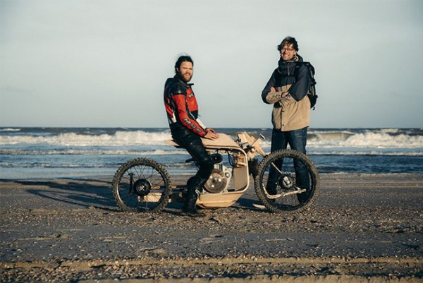 Kreatif! Dua Pemuda Ini Ciptakan Sepeda Motor Kayu