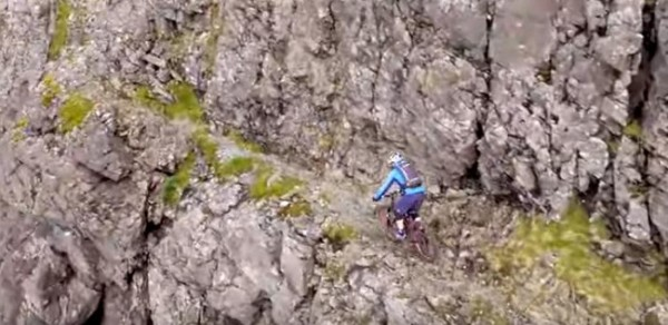 Skill Tingkat Dewa Pesepeda Danny MacAskill