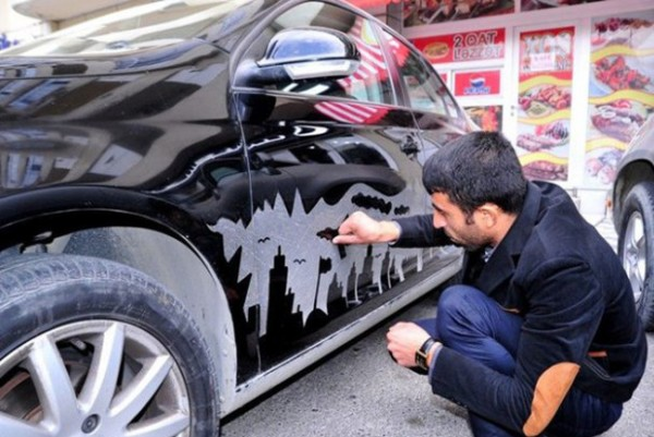 Keren Abis! Tukang Parkir Ini Lukis Mobil Pakai Debu