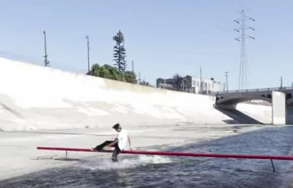 Radikal Banget, Trik Slide Skateboard Menyeberang Sungai