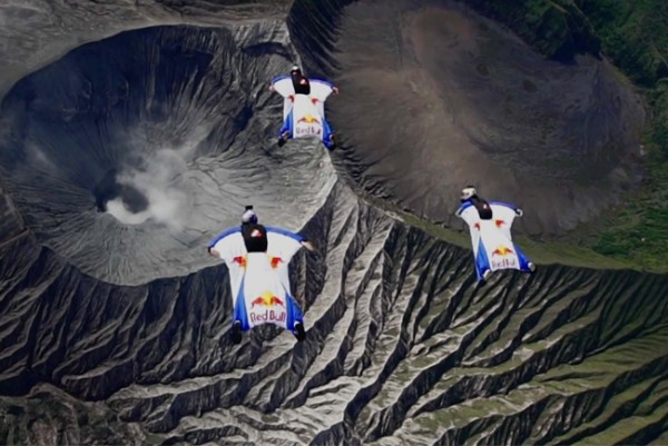 Sensasi Terbang di Atas Kawah Bromo dengan Wingsuit