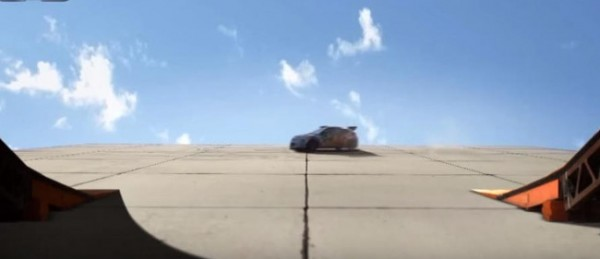 Meski Diduga CGI, Aksi Ekstrem Mobil Melawan Gravitasi Ini Keren