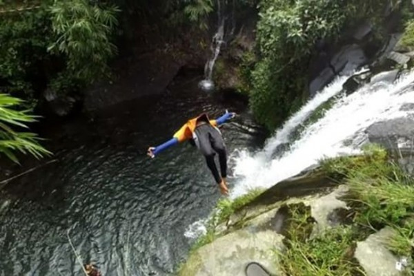 Sensasi Olahraga Ekstrim Cliff Jumping di Lereng Gunung Slamet