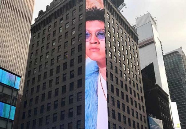 Wajah Manis Rich Brian Eksis di Times Square New York