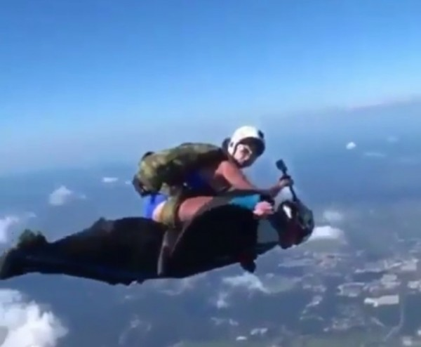 Aksi Gila! Duo Skydiver Ber-Wingsuit Meniru Aladin