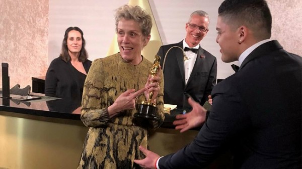 Orang Ini Nekat Nyolong Piala Oscar di Acara Pesta Seleb Hollywood