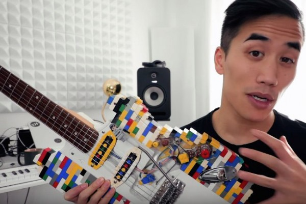Keren! Cowok Ini Bikin Gitar dari Lego
