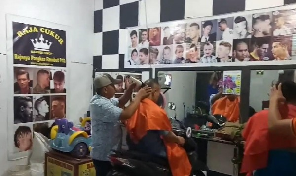 Lucu Nih, Barbershop Drive Thru Ala Indonesia