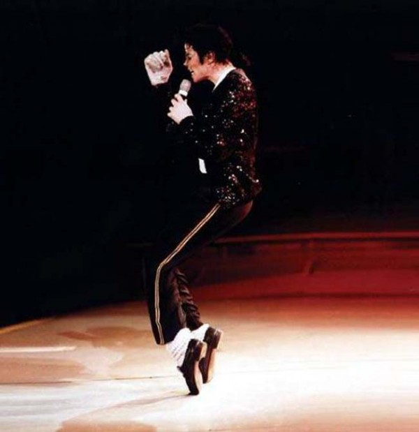 Lelang Terbuka untuk Sepatu 'Moonwalk' Michael Jackson
