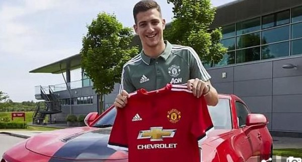 Setan Merah Umumkan Transfer Diogo Dalot