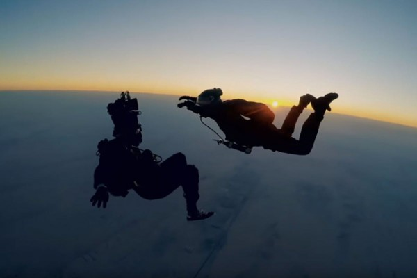 Gokil! Tom Cruise Lakukan Aksi Ekstrem Halo Jump