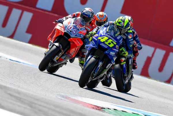 Rossi Keluhkan Gaya Dovizioso